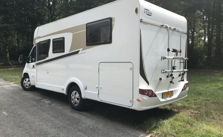 Camping-car semi-intégral de luxe moderne 4 personnes