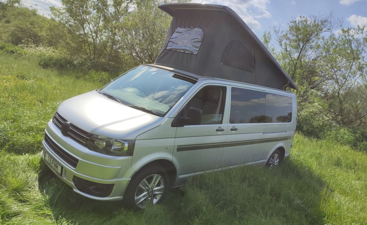 Misty  – * RÉCEMMENT AMÉLIORÉ * Camping-car VW T5 4 couchettes entièrement chauffé / climatisé