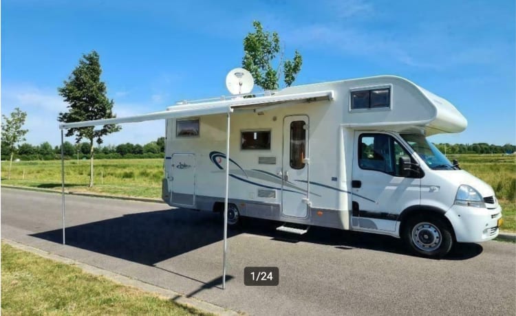 Spacious and complete 5-person family camper