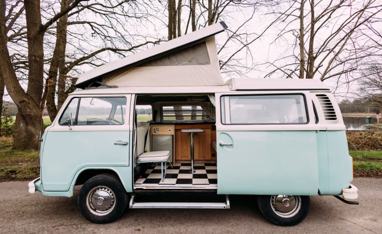 Maeve – Un camping-car VW classique AUTHENTIQUE de 1973