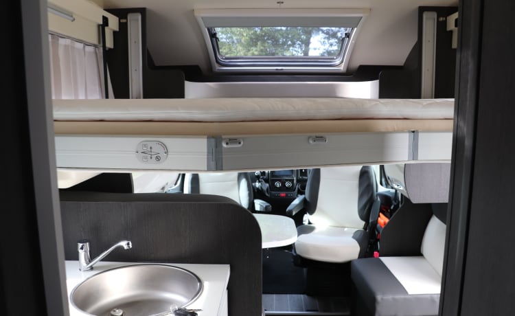 Roadhouse camper naam roadsurfer – 4p Roller Team semi-integrated uit 2021