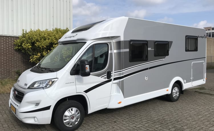 14 – Luxe automaat camper met queensbed en hefbed!