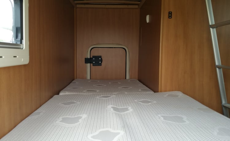 Bel camper completo per famiglie con ampia area salotto