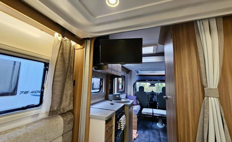 Rose – Luxe automatische camper met 4 slaapplaatsen 