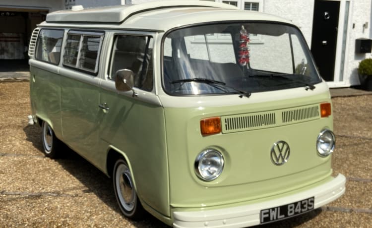 Olive – Klassieke 2-persoons Volkswagen camper uit 1977