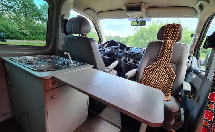 Goldie – Volkswagen T5 2 slaapplaatsen 5 zitplaatsen