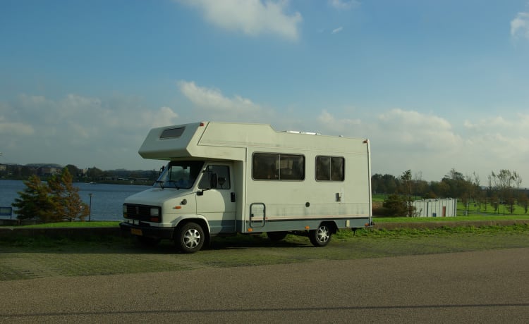 Geräumiger Alkoven-Wohnmobil von Peugeot