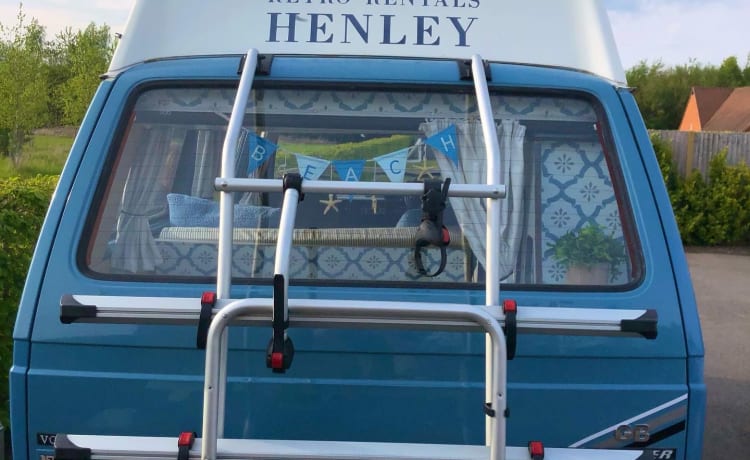 Retro Rentals Henley – 1984 Retro Volkswagen T25 - Little Betty Blue. (Onlangs gerestaureerd)