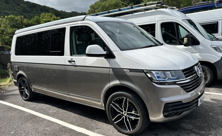 Aggi – Choisissez-moi, choisissez-moi !! 2021 (VW T6.1) avec nouvelle conversion prof - Devon. 