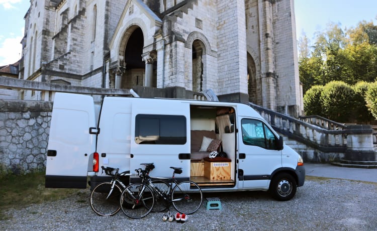 Jeanne – Off grid Renault Master campeerbus