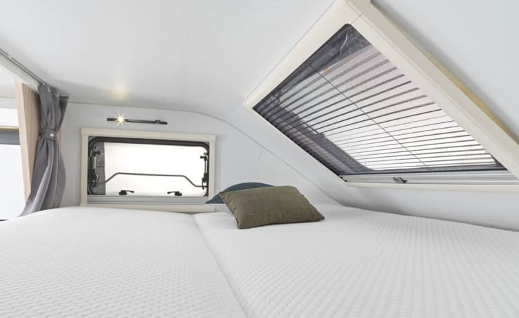 The Beast – Very recent, luxurious 4-person alcove camper