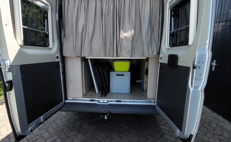 Mooie Pössl camper 640 met lengtebedden