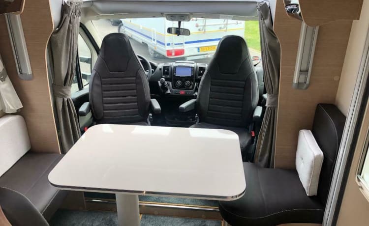 Luxe camper met lengtebedden