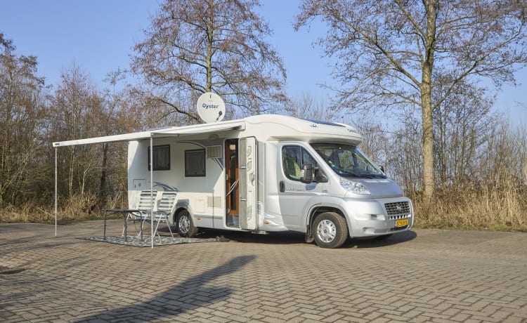 Van alle gemakken voorzien – Geniet van onze  camper met 2 persoons bed in de midden.