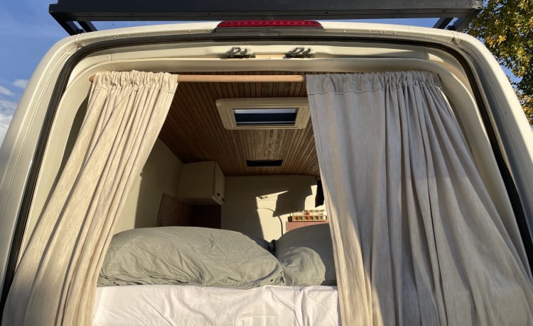 Hotel-on-wheels – Luxe adventure off-grid Volkswagen Crafter