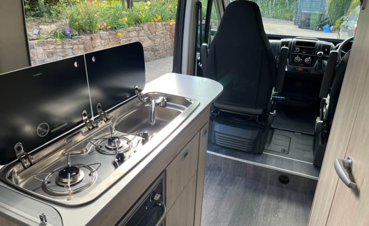 Lola – Autotrail-camper met 2 slaapplaatsen