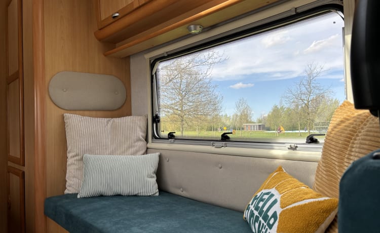 4 persoons Sun Living alkoofcamper uit 2004