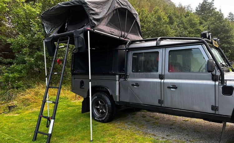 defender_stories – Landrover Defender 130 met daktent, luifel en uitrusting