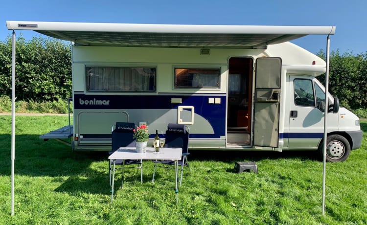 Onze trots – Ruime half-integraal camper met 4 slaapplaatsen