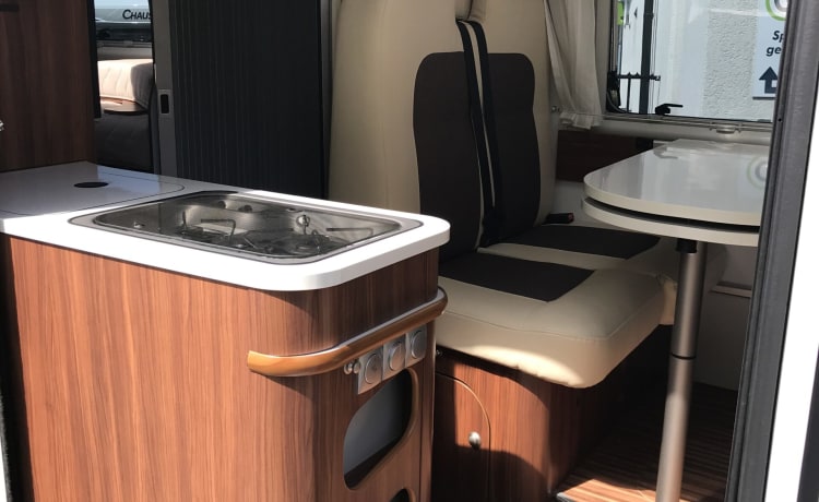 Twinny – Adria 640 SLX, Längsbetten, Solarpanel, Anhängerkupplung, Dachgepäckträger, Fahrradträger