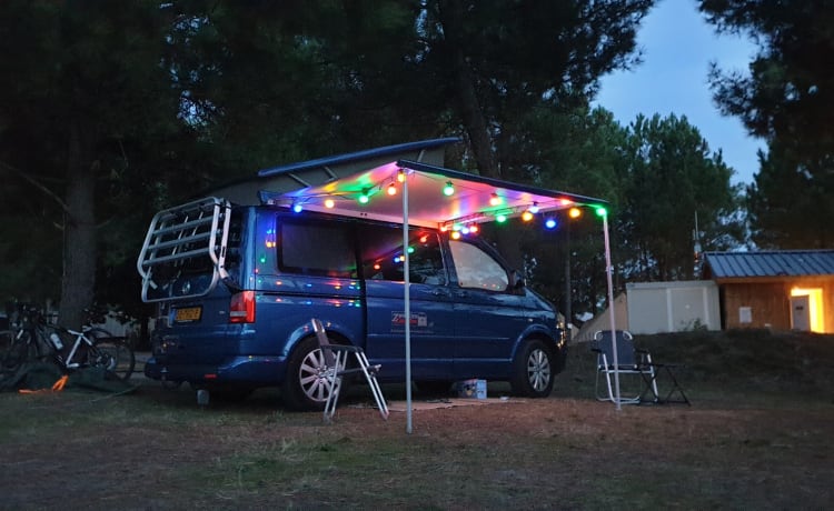 Blauw – Camping-car Volkswagen T5 California Bus avec toit relevable.