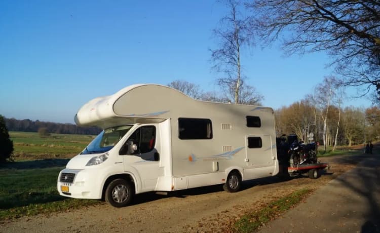 Avontuurlijke gezinscamper met trekhaak