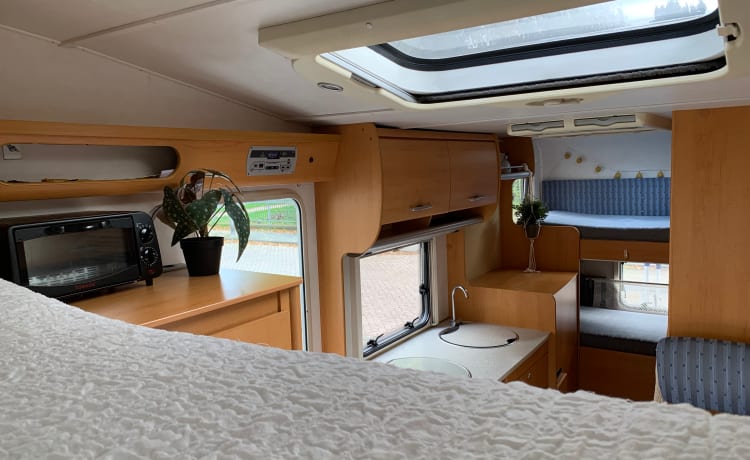 Hymer ruime 6p Familiecamper met stapelbed 