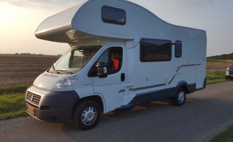 Luxueux camping-car familial spacieux pour 6 personnes avec air climatisé (2x), garage et inventaire.