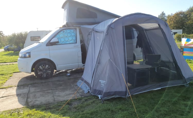 Dora – Camping-car VW récemment converti, moderne et élégant
