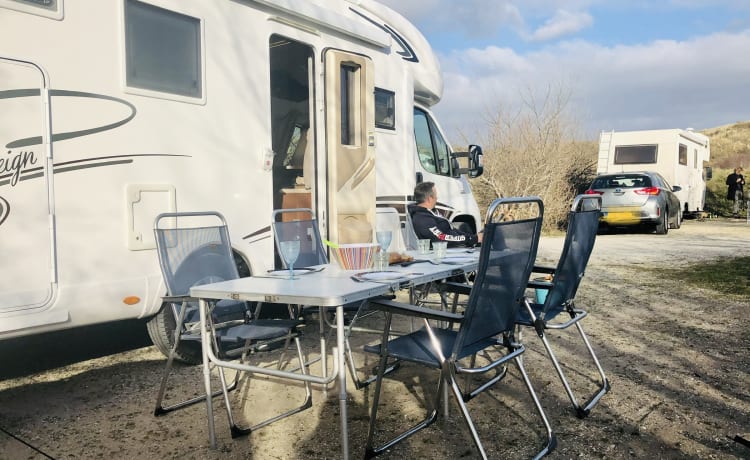 MCLouis2015 – Camping-car familial de luxe entièrement meublé avec un coin salon spacieux