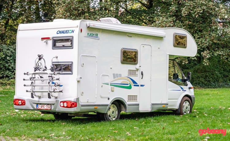  Chausson Flash 03 – Camping-car familial tout confort avec lits superposés