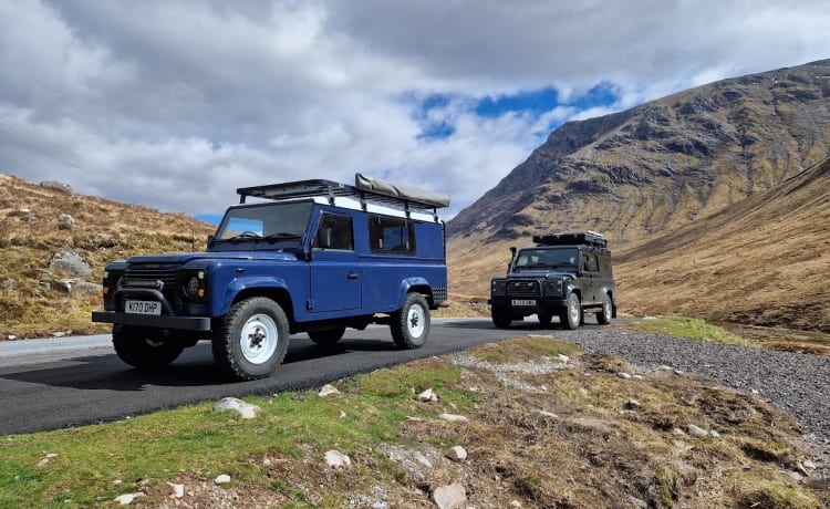 Blue Landy – 2-persoons Land Rover campervan uit 1992