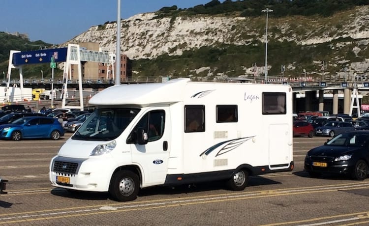 Vivez une aventure dans notre spacieux camping-car pour deux personnes.