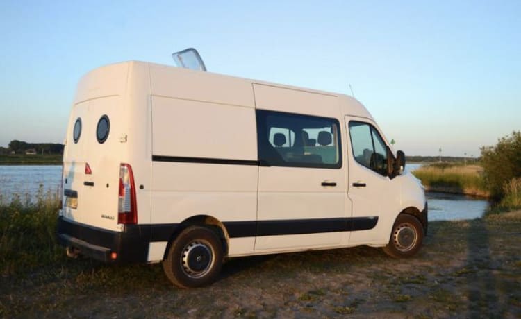 Pippilotta – Ideal Renault camper van for solo or duo travellers