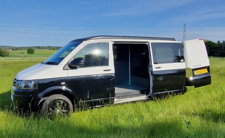 Pando  – VW T5 campervan 4 birth with deisel heater