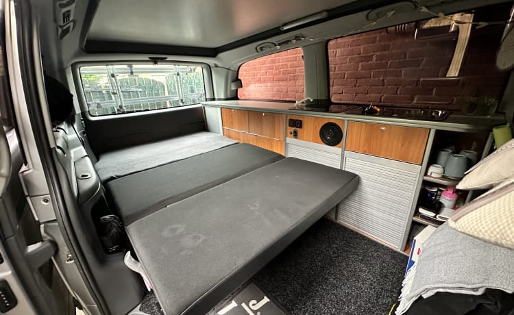 #ExplorerBuzzs – 4 Persoons MB Vito 4x4 Campervan (2009)