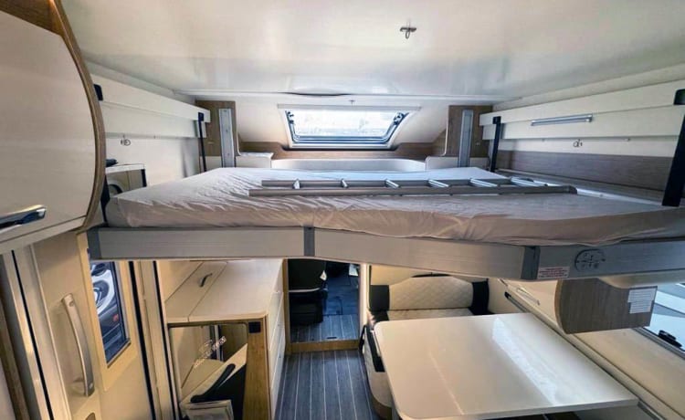 VIP 6 berth & 5 seatbelts – WiFi, 2 TV's, Pets ✅, Bikes ✅, Table & Chairs