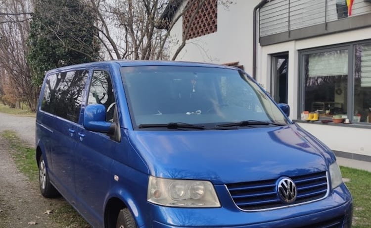 bluesky – vw t5 empattement long, libre sur la route entouré d'un ciel bleu