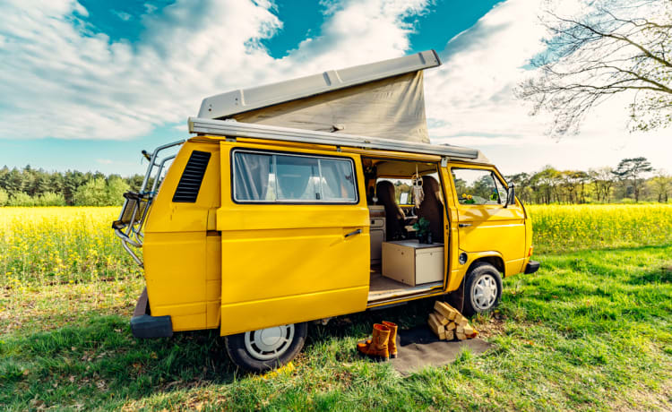 Simba – la fourgonnette Volkswagen rétro jaune avec toit relevable 