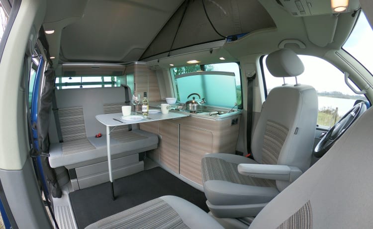 Blauw – Camping-car Volkswagen T5 California Bus avec toit relevable.