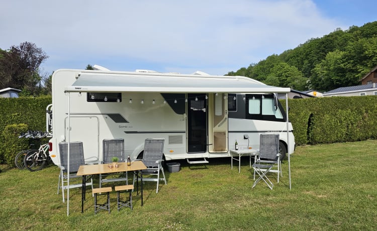 Camping-car familial confortable Adria Sonic Plus avec climatisation, porte-vélos, barre de remorquage