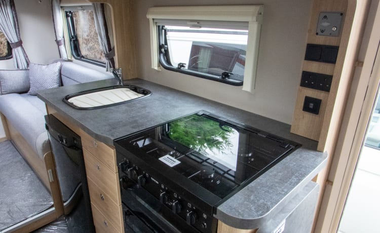 Luxury for two, comfort for 4, cosy for 6;  a lovely nearly new  Motorhome,