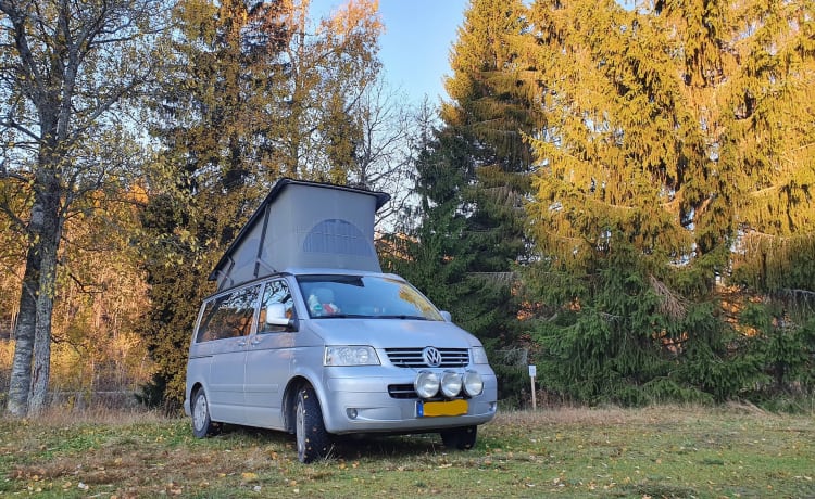 Spaceship – Fijne 4p Volkswagen T5 California bus uit 2007