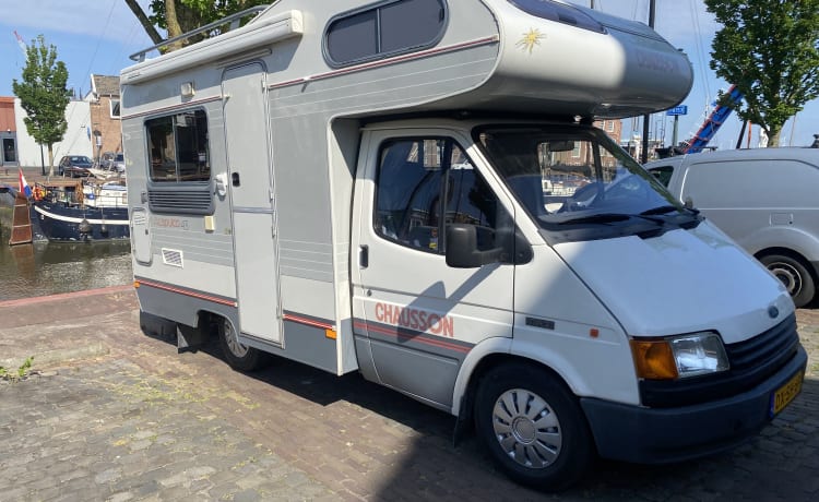 Pantoffeltje – Compacte 4 persoons alkoof camper (ook 4 plekken gordels!)