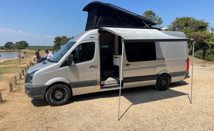 Finley – 'Finley' luxe VW Crafter Expedition Campervan Pop-up dak voor 4 personen
