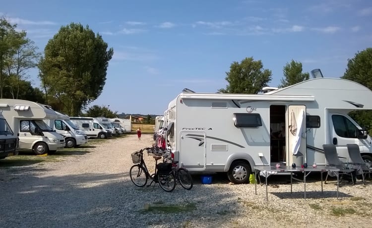 Camping-car alcôve entièrement meublé