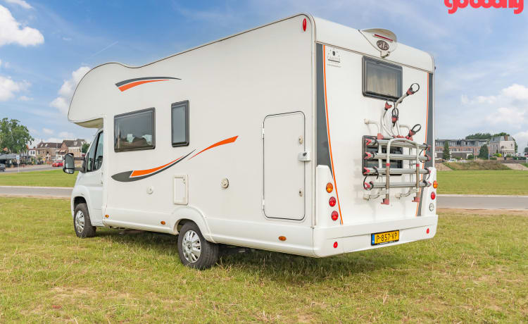 Fransie  – Luxe 5/6/7 persoons Alkoof camper uit 2017 : Fransie