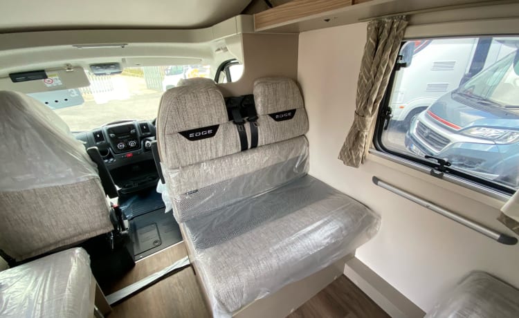 (MH002) Bel camper Swift Edge 476 con 6 posti letto