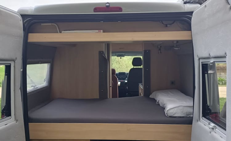 Avanti La Strada – Camping-car de luxe | 4 places assises/3 couchages | Cuisine/Toilette/Climatisation moto/Porte-vélos