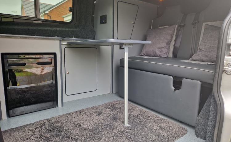 Ford Custom Campervan mit 2 Schlafplätzen + zusätzliche 2 Schlafplätze im Vorzelt